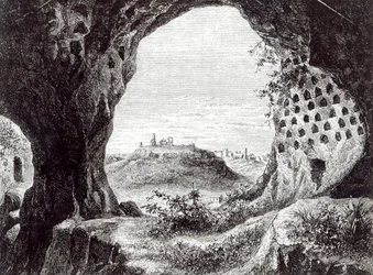 Kolumbarium, mit einer Fernsicht auf Toscanella